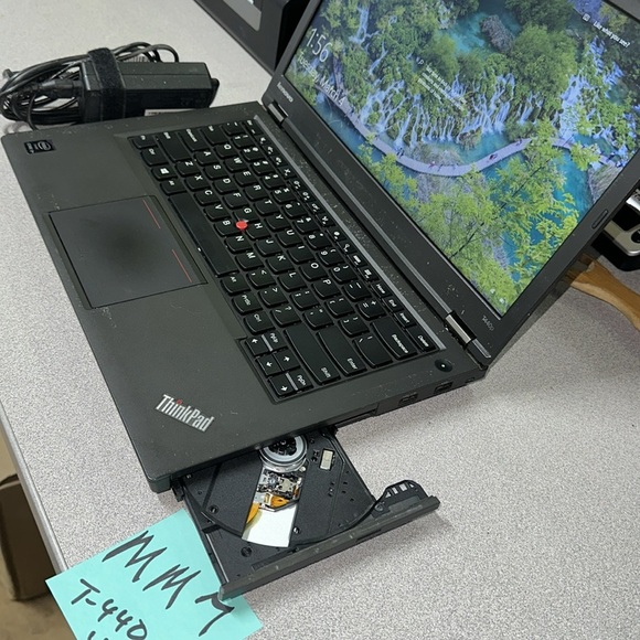 14”Lenovo Thinkpad T440 (i5) 2.6ghz/8gig ram/240ssd/dvdrw//webcam… - Picture 2 of 10